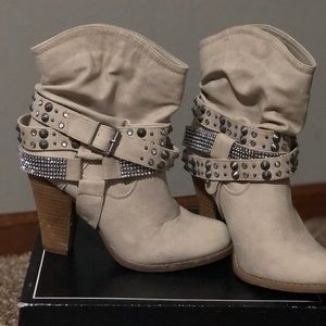 Size 7.5 Not rated booties